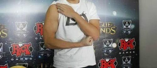 管哥真男人！余霜被私生饭吓哭 泽元第一时间赶到发微博力挺