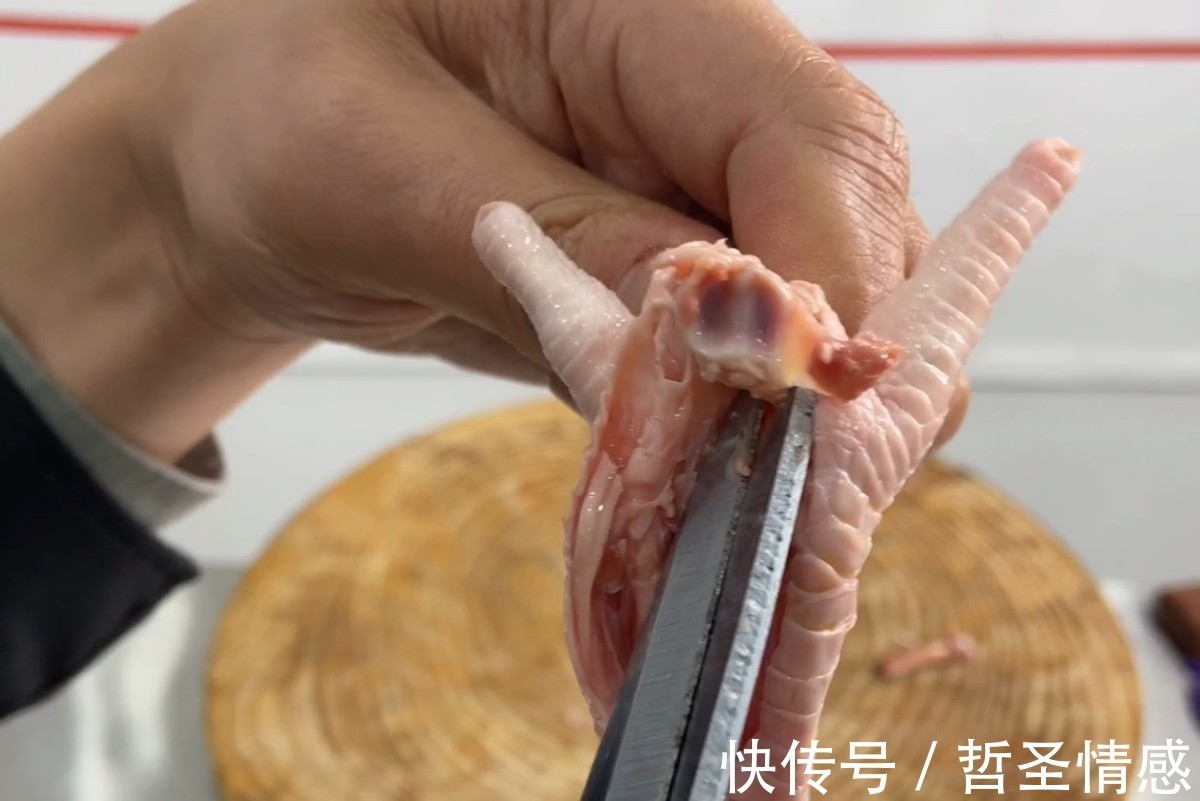 红油|泰式柠檬去骨鸡爪的简单做法，30元的成本，做出两百元的美食