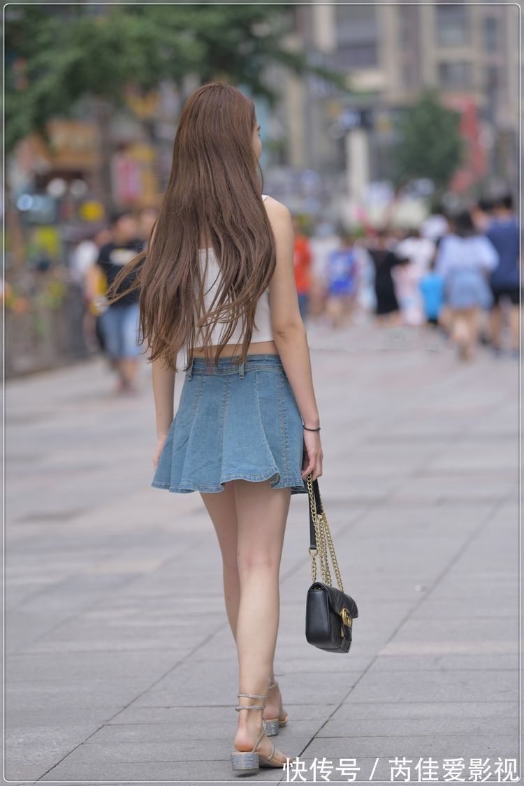 高跟鞋 美女脚上穿着一双露脚趾的高跟凉鞋,同色系的搭配更显高级