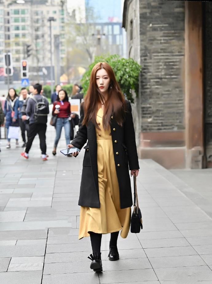 短裤|美女穿亮片吊带背心,搭配黑色短裤,看起来十分有气质