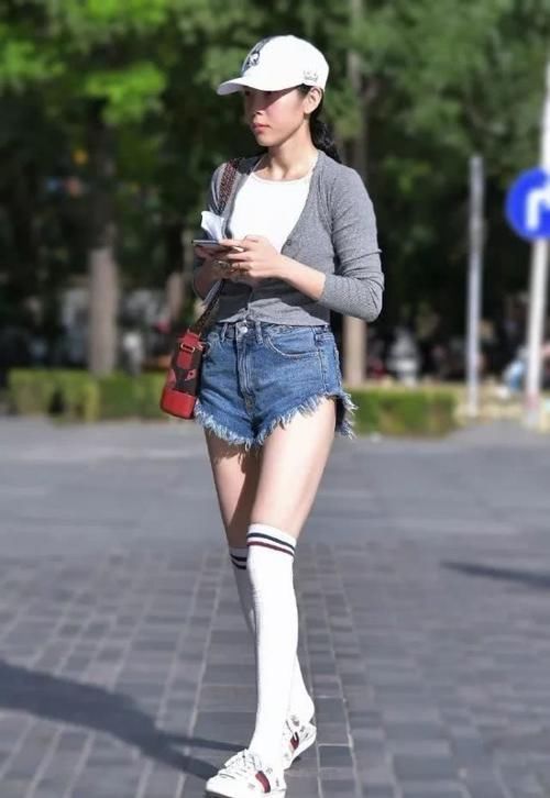 路人街拍热裤配长筒袜的小姐姐,休闲运动风,青春减龄