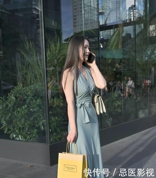 连衣裙的穿搭时尚大方,让你尽显身材,效果满满