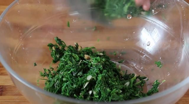 早餐饼|荠菜别再包饺子，教你1个新吃法，营养解馋，吃一次就念念不忘