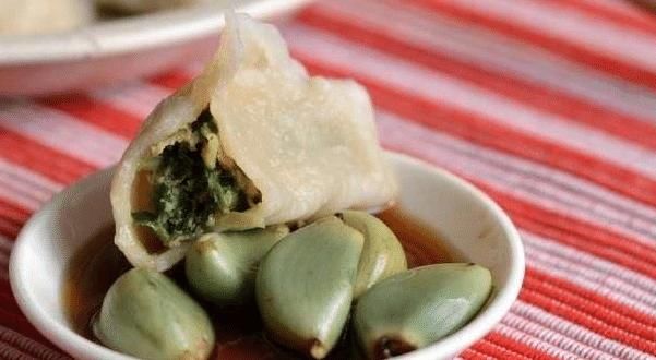 腌腊八蒜，做好“4步”，一周就变绿，脆爽美味，就着饺子吃好香