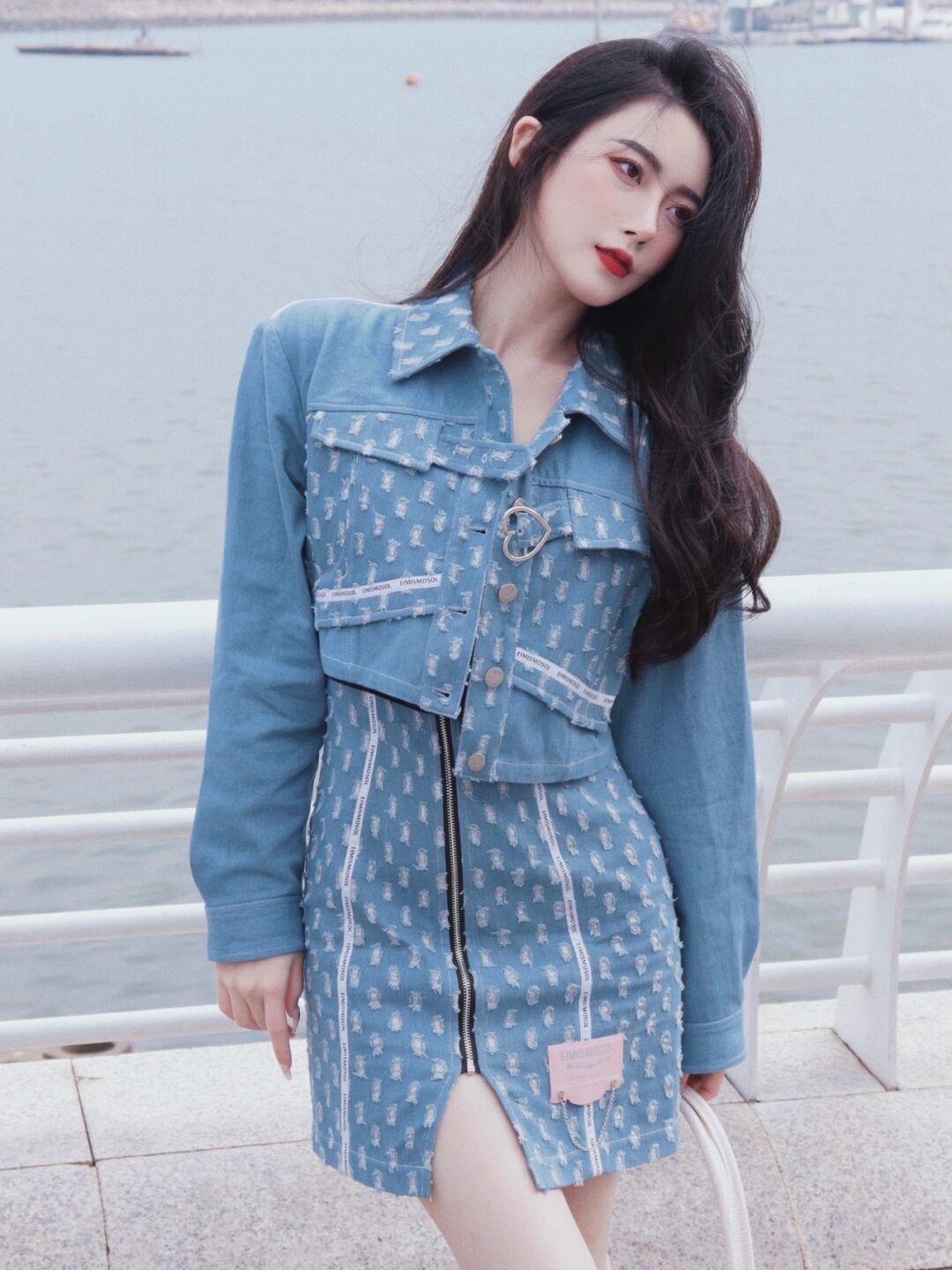 时髦 冬季会穿“牛仔套装”更时尚，拒绝扮嫩，又酷又飒才是真的美！