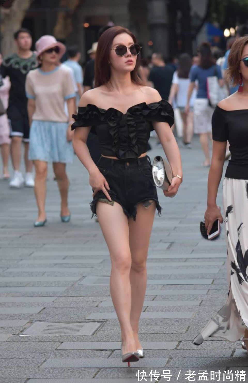 时尚 时尚街拍:小露怡情大露性感! 一字肩上衣显瘦撩人样样在行!