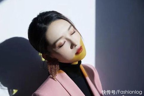 降温突袭，寒风中瑟瑟发抖？一件高领毛衣，时尚实用又百搭