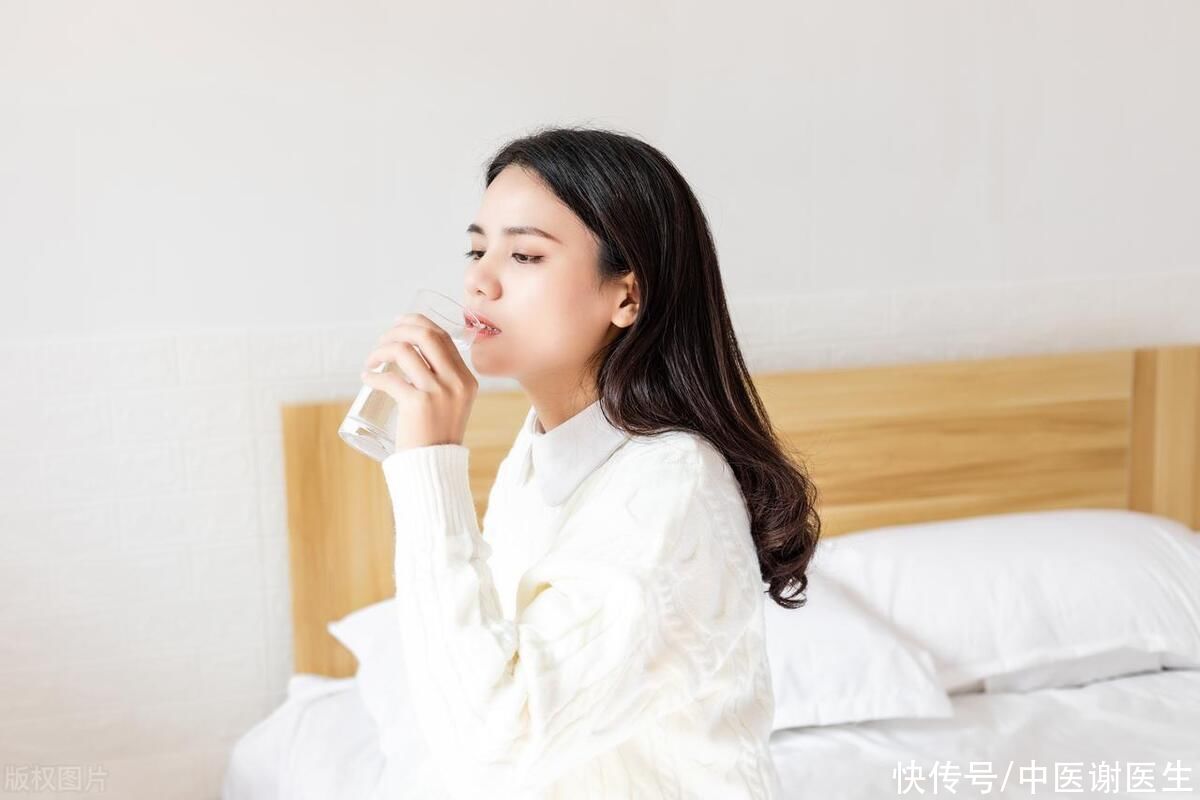 <p>室内空气过于干燥也能引起口舌干燥。在睡眠时，如果我们的环境过于干燥，唾液分泌就会减少，口腔和喉咙就会变得干燥，从而导致口干舌燥。特别是在冬季或者低湿度环境下，空气很可能过于干燥，这时我们可以通过增加室内空气的湿度来缓解这个问题。使用加湿器或者放置湿毛巾等方法，可以帮助我们增加室内的湿度，减少口干舌燥的情况发生。</p><p>虽然睡醒后口干舌燥通常是无害的，一些研究表明，睡醒后经常感到口干舌燥可能是以下疾病的信号之一。</p><p>1.糖尿病</p><p>糖尿病患者由于身体无法正确利用血液中的葡萄糖，可能会经常感到口渴和口干。如果经常感到口干舌燥并伴有其他糖尿病症状，如多尿、视力模糊等，就需要去医院检查血糖水平，以确定是否有糖尿病。</p>