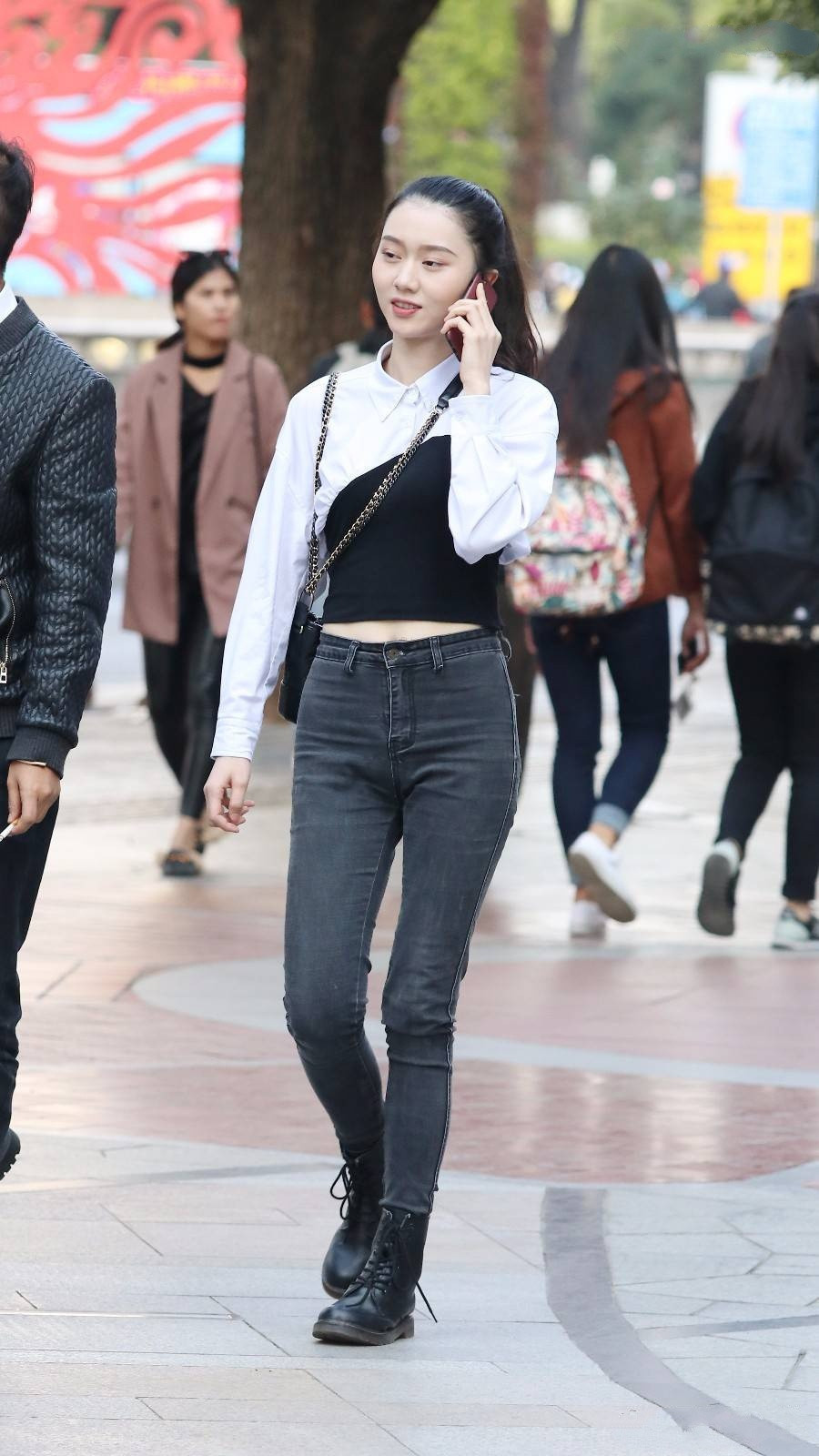 颜值和气质都不错的小姐姐, 穿着皮裙很性感