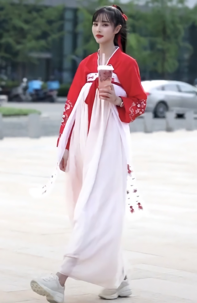 搭配|小姐姐的腿到底有多长这汉服我穿身上能拖地,她却只露脚踝!