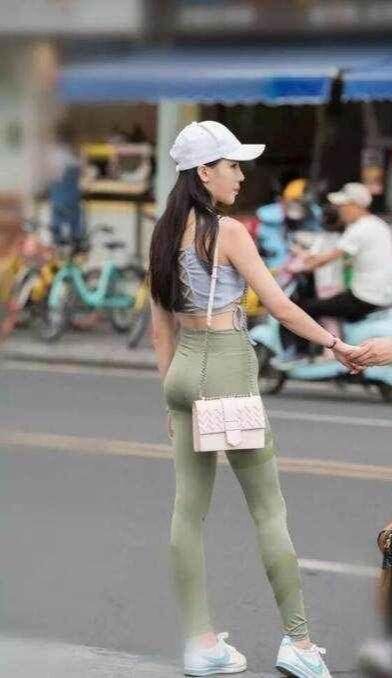 大长腿|小姐姐头戴棒球帽穿瑜伽裤，大长腿很吸睛，看起来很有运动感