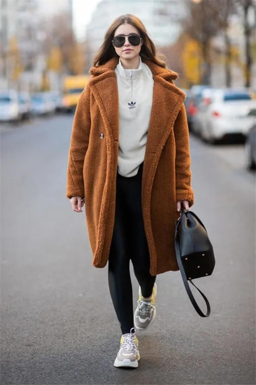 今冬最流行的“瘦瘦裤”，不管搭配羽绒服还是大衣，都保暖又瘦腿