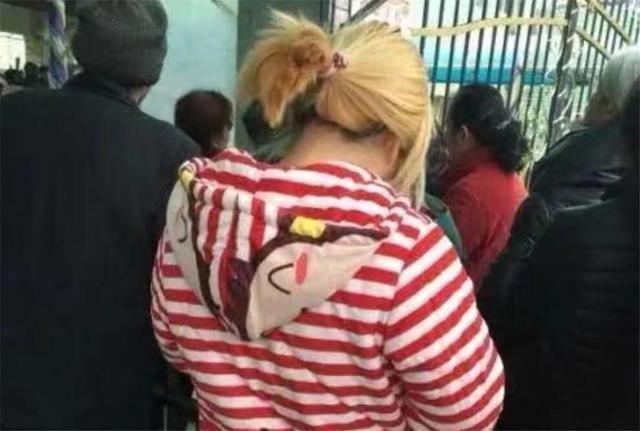 小婉|妈妈穿睡衣接孩子放学,孩子拒绝也不悔改,怒道我有穿衣自由