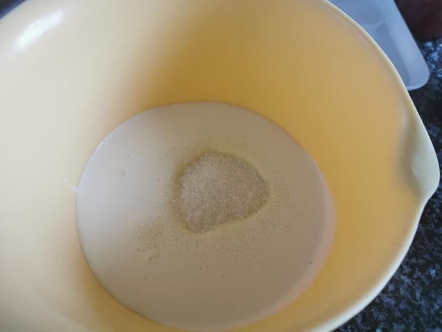 孩子在家吵着吃蛋糕,无奈之下自己动手给孩子做,孩子吃了一半