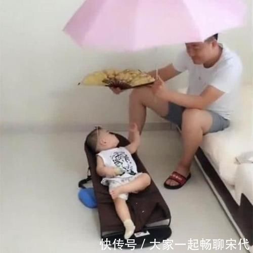 妈妈|妈妈出门逛街,爸爸在家独自看娃,回到家后的一幕让宝妈笑喷