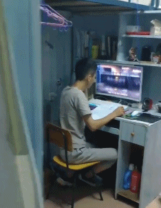 |搞笑GIF：看那双无处安放的小眼神，透出一股小沈阳的淡淡忧桑！