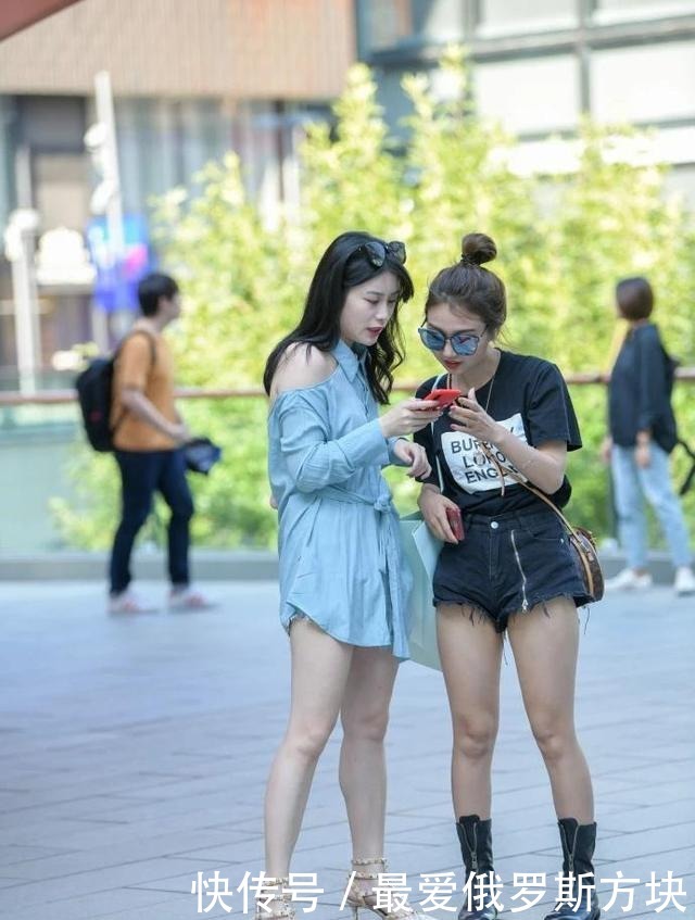 矮个子|黑色T恤搭配毛边短裤,158穿出162的身高,矮个子的女生也有春天