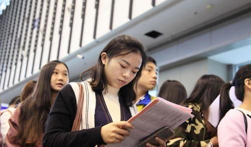 内科医生：热牛奶中加1勺，持续半月，皮肤白嫩有光泽，人也漂亮