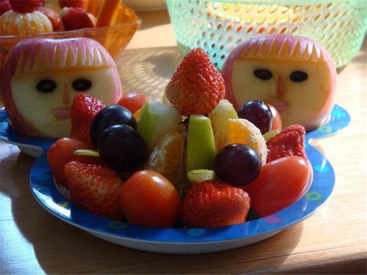 园方|幼儿园老师晒孩子的餐后水果,宝妈看后怒了:几万块学费买坏水果