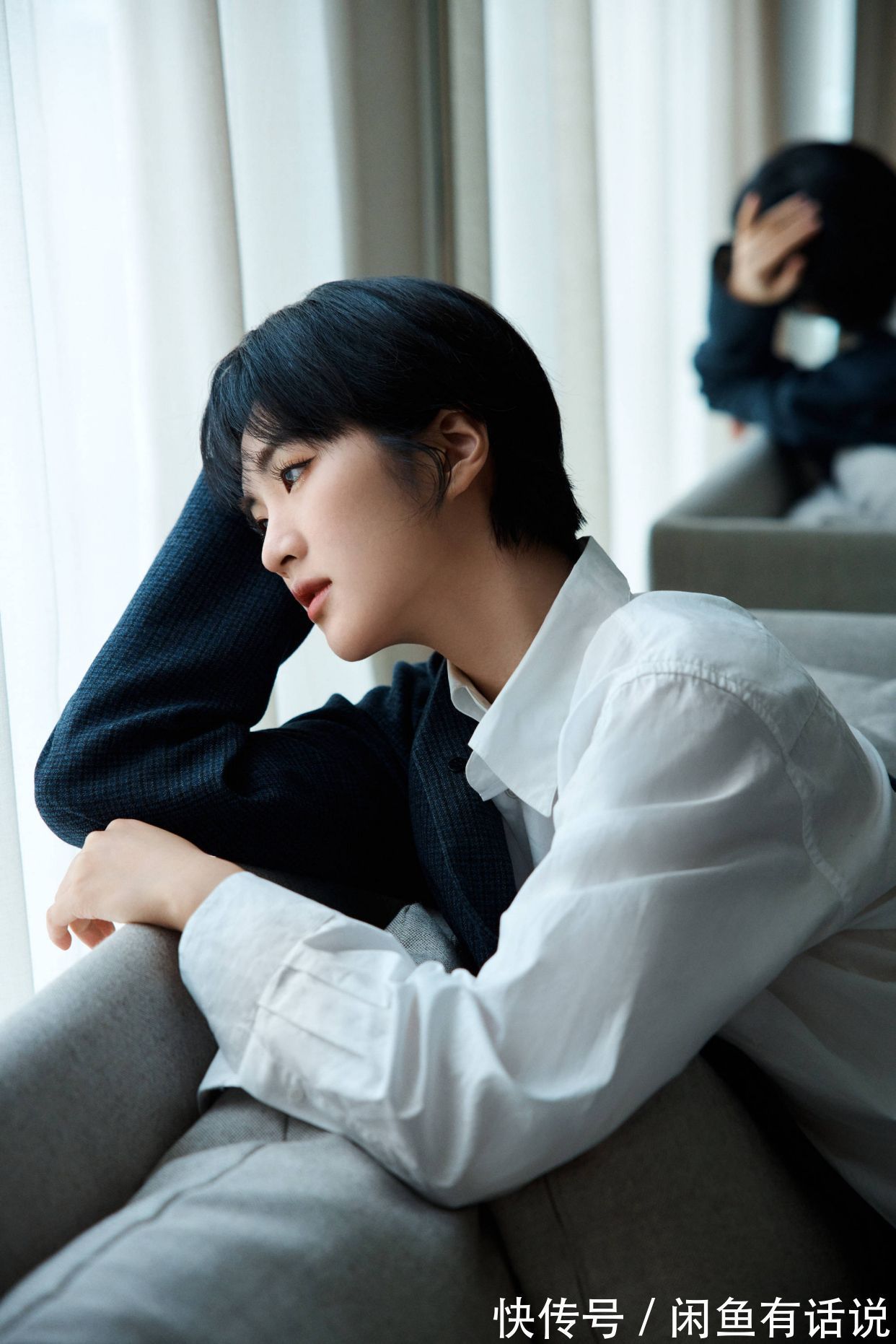 气质感|姚安娜改变风格，穿一身男士西装配利落短发，富家千金变职场精英