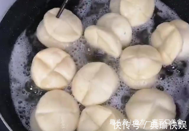 早餐别再出去买了,面粉里打1个鸡蛋,筷子搅一搅,2分钟就能吃