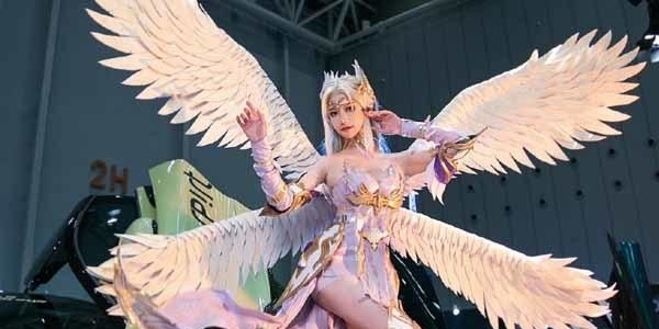 身材|斗罗大陆:千仞雪神级COS亮相,跑车加绝美“天使装”,身材太耀眼了!