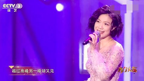 星光大道冠军在街头卖唱，多人围观显凄凉，曾和李谷一春晚合唱