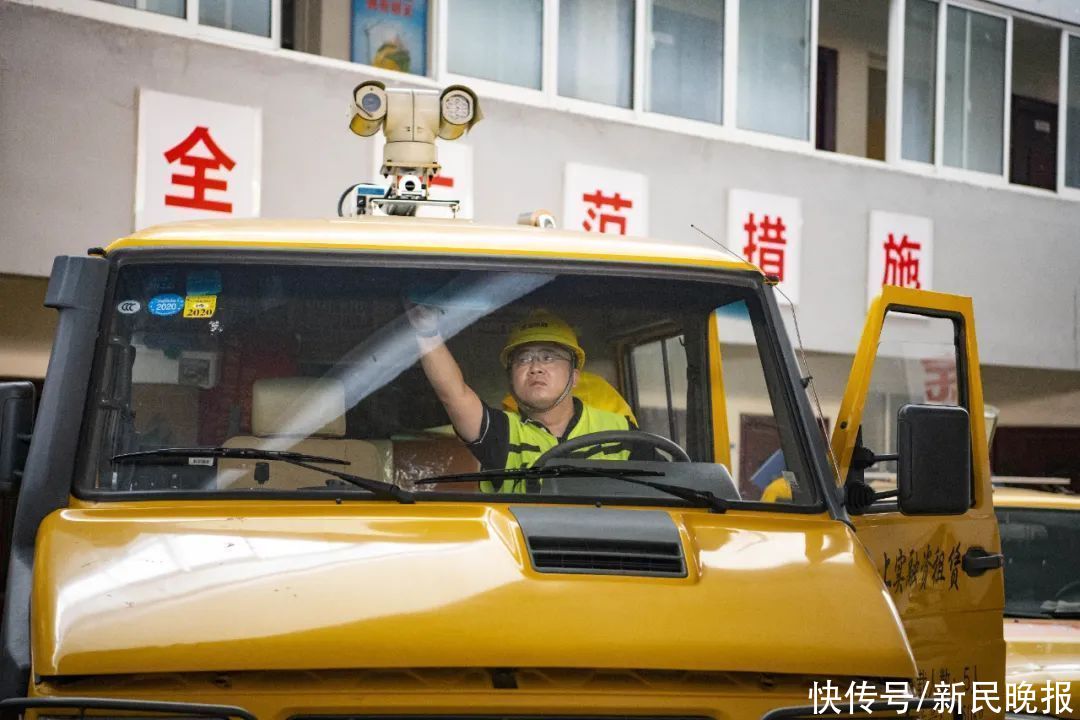 黄雨衣|上海，一群“黄雨衣”风雨中逆行