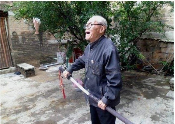 把军刀|抗战老兵缴获一把“破军刀”,日本欲出价3千万赎回,如今珍藏博物馆