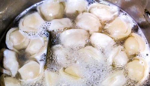 煮饺子,最忌水开直接下锅煮,牢记4点,饺子劲道好吃不破皮