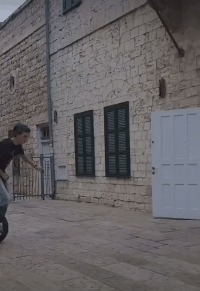 |搞笑GIF:大叔用什么牌子的洗发水,头发如此飘逸