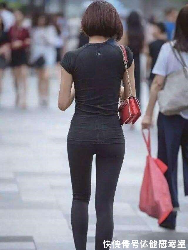 打底裤 黑色打底裤搭配短款红色上衣,柔滑细腻,较青春时尚!