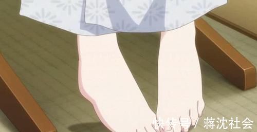 美脚丫|日本动漫中五个美脚丫小萝莉，龙娘小粗腿可爱，老师上课脱鞋太美
