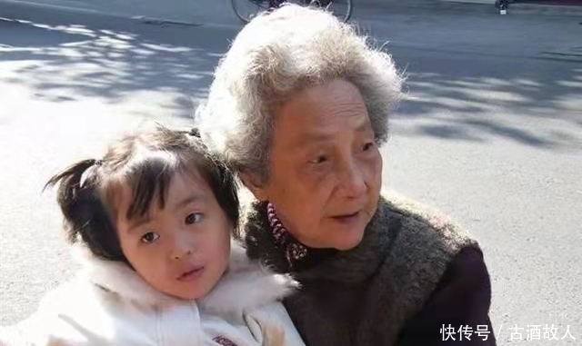 老人“假带娃”,宝宝遭罪又不会言语,年轻父母后悔没有早发现