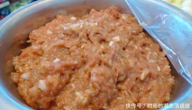  生活小常识包饺子调肉馅时，先加水还是先放油