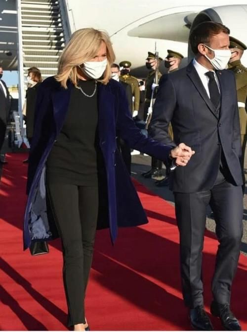 法国夫人穿衣年轻！西装搭运动鞋太时髦，小25岁老公牵手抿嘴笑