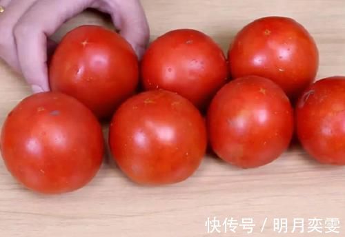 西红柿塞冰箱容易软烂,学会这招,放多久都行,买多了也不用担心