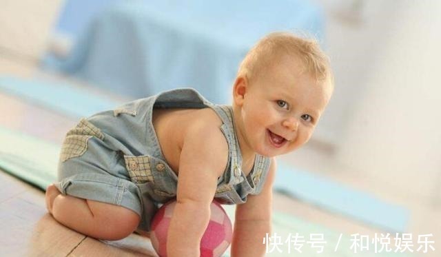 宝宝|0-12个月宝宝大动作发育时间表,你家娃达标没新手爸妈收藏