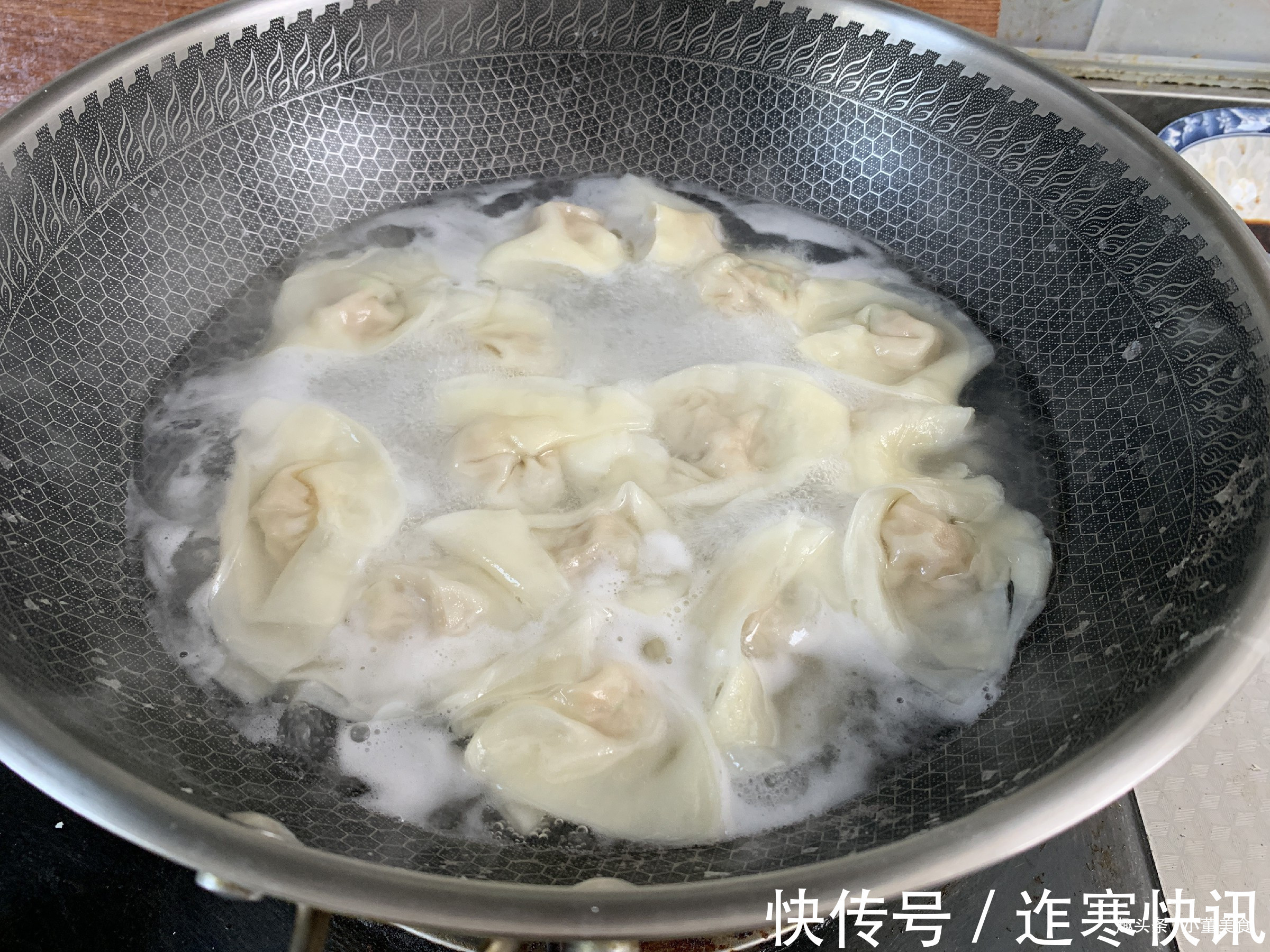 技巧|不管包饺子还是馄饨，牢记拌肉馅3个技巧，又香又嫩，好吃不腻