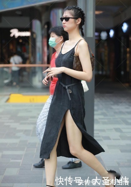 街拍|美女街拍小姐姐穿黑色吊带开叉裙，搭配墨镜尽显摩登女郎气息