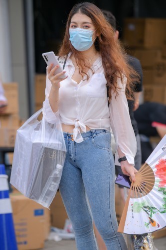 如此休闲风真的美,颜值高才能这么任性,太有魅力了