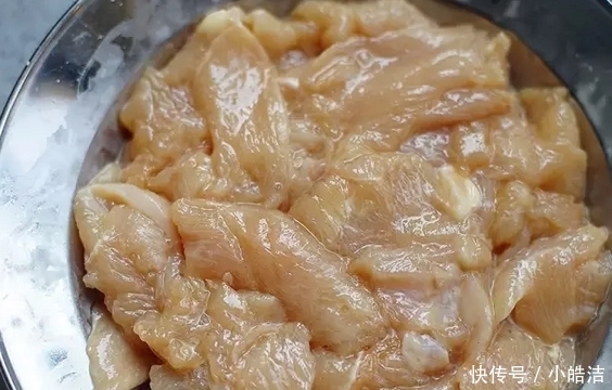  鸡胸肉|大叔家的减肥菜谱：莴笋炒鸡胸肉，滑嫩爽口，做法简单，家人爱吃