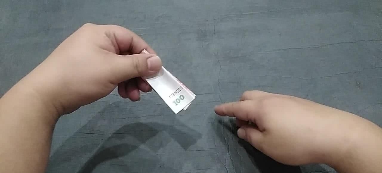 人民币|一个简单的动作就能巧妙的辨别人民币的真假，你们快来学习一下