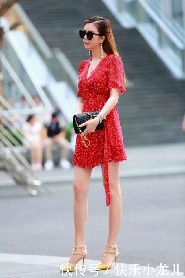 身材|街拍一双黑色的尖头高跟鞋,让她微胖的身材也看上去更加的显高又显瘦