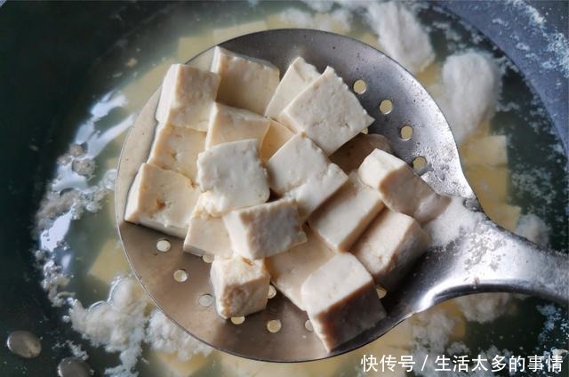 老干妈和豆腐一起搭配做,开胃又下饭,做法也简单容易学