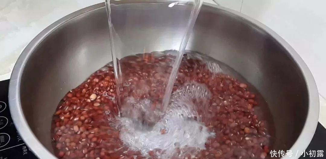 红薯这样做才最好吃,一蒸一切,比豆沙糕都好吃,一口一个真解馋