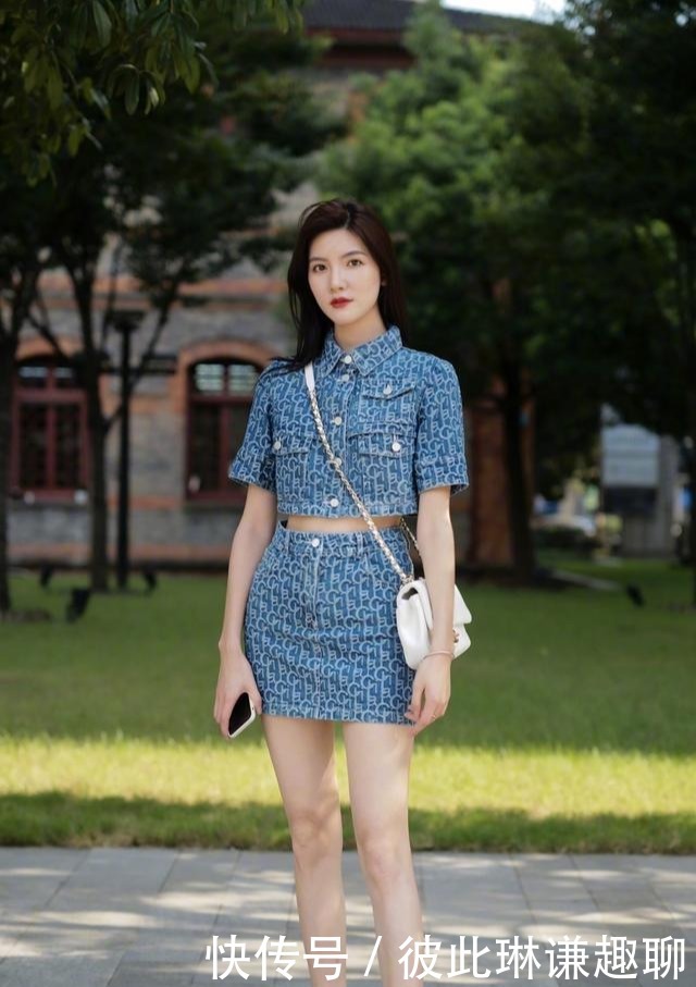 选蓝色裙子的美女,就是要成熟稳重,大气上档次的效果