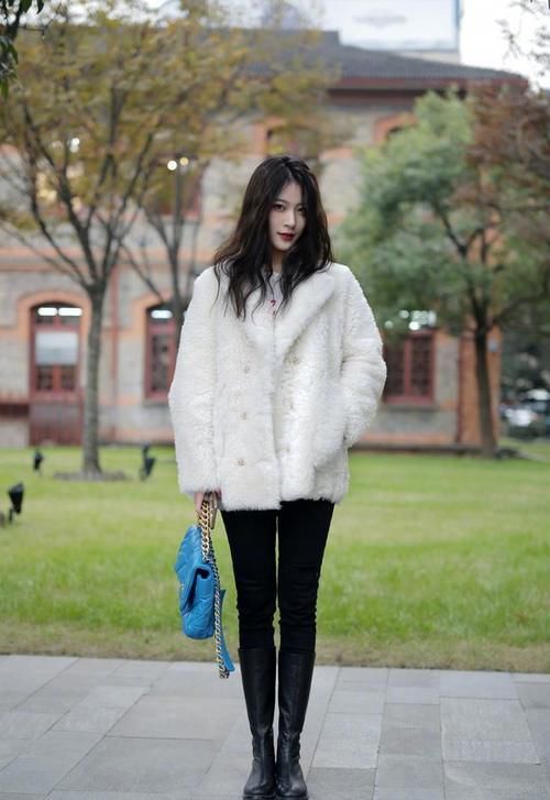 小个子穿衣有窍门，学学这“5种裤装+外套”的穿法，吸睛又显高