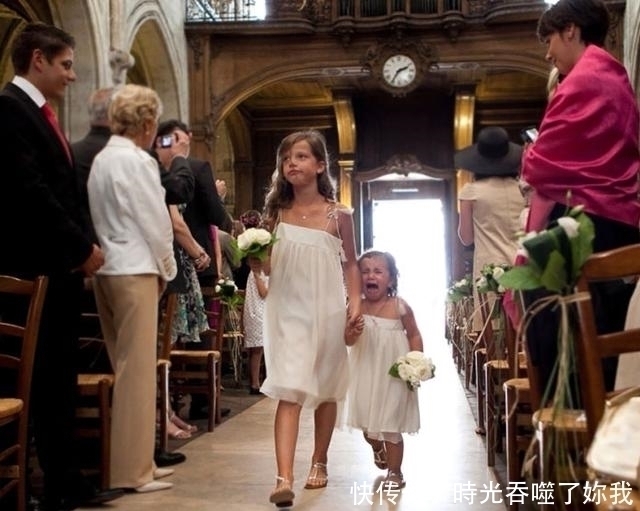 婚礼上所有人都一本正经,花童们却很任性