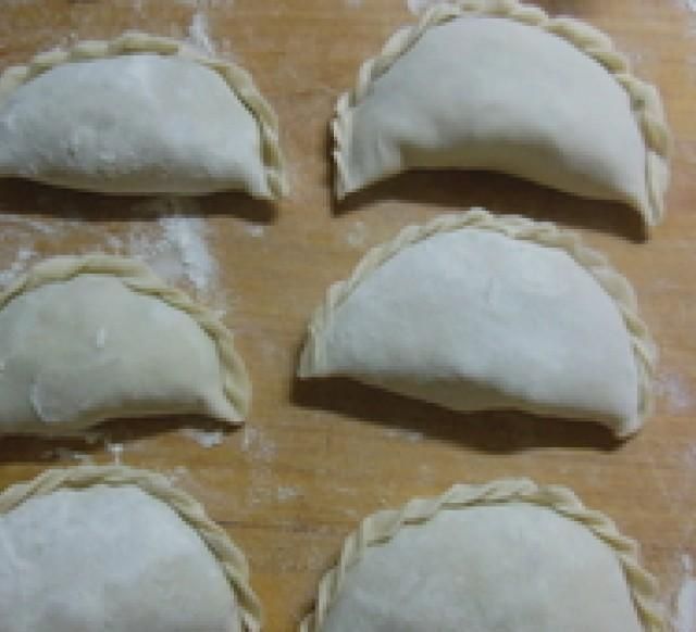 无油三鲜韭菜盒,皮薄馅大,配上一碗粥,早餐吃着超满足